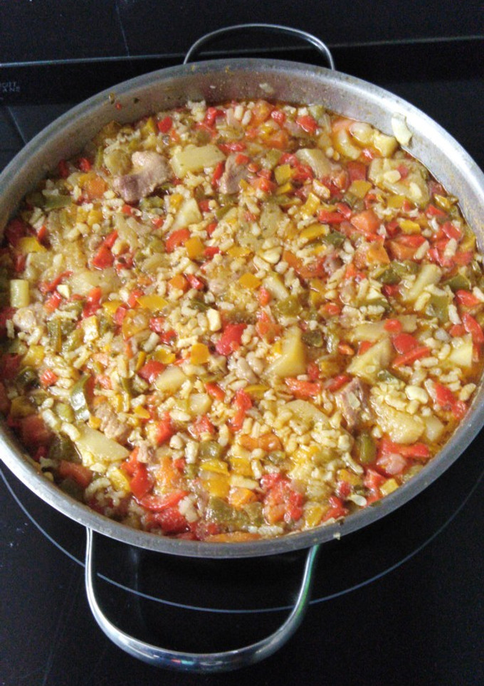Una foto de Paella multicolor de pavo