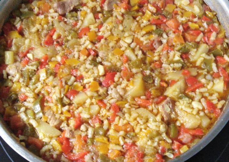 Paella multicolor de pavo