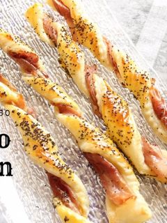Una foto de Bocadillos de Jamón serrano envuelto en pasta mil hojas