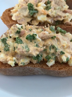 Una foto de Pinchos de atún y huevo con perejil