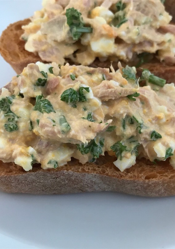 Una foto de Pinchos de atún y huevo con perejil