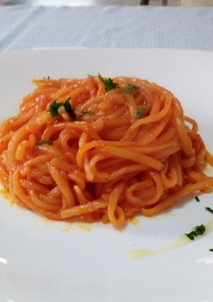 Una foto de Tallarines con aceite de oliva, ajo, perejil y azafrán