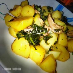 A picture of Boiled potatoes with spinach.