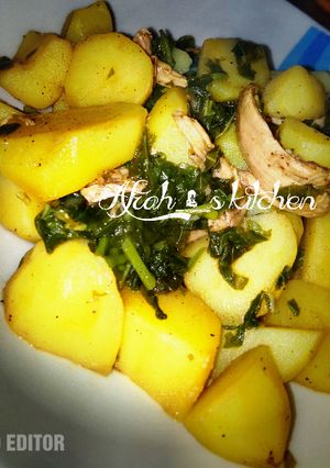 A picture of Boiled potatoes with spinach.