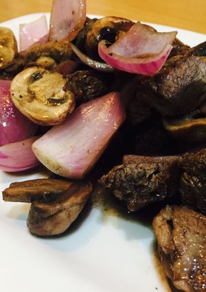 Una foto de Carne con cebolla y champiñones / Método Grez
