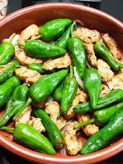 Una foto de Bocaditos braseados con pimientos del padrón con salsa carasa