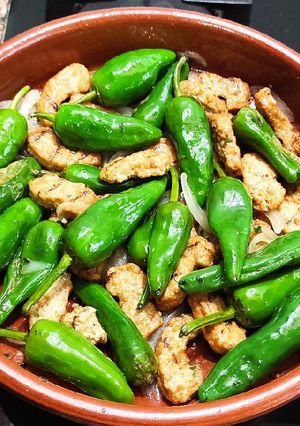 Una foto de Bocaditos braseados con pimientos del padrón con salsa carasa