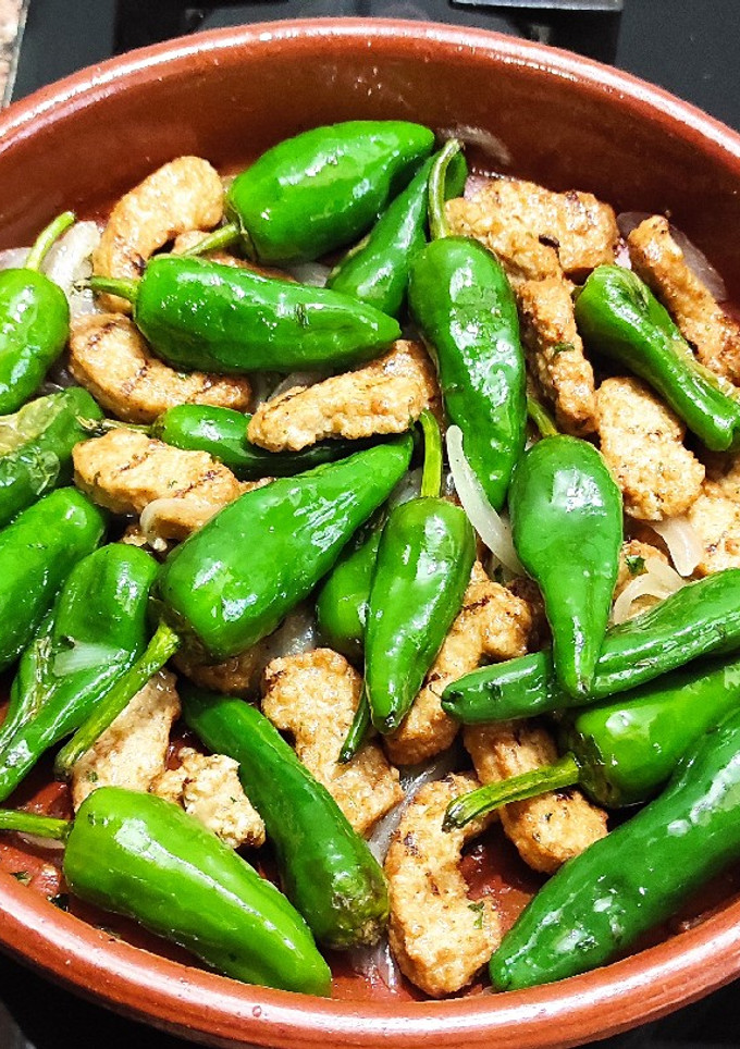 Una foto de Bocaditos braseados con pimientos del padrón con salsa carasa