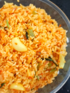 தக்காளி குடைமிளகாய் சாதம்(Thakkali kudaimilakaai saatham recipe in tamil) செய்முறை முக்கிய புகைப்படம்