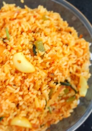 தக்காளி குடைமிளகாய் சாதம்(Thakkali kudaimilakaai saatham recipe in tamil) செய்முறை முக்கிய புகைப்படம்