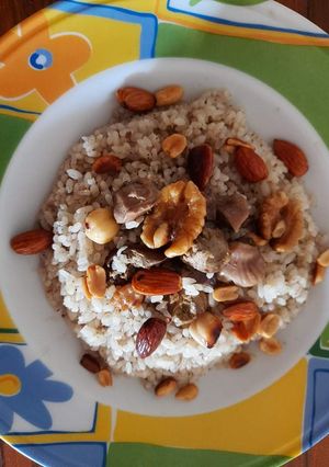 صورة لوصفة رز بالكبد و القوانص و المكسرات