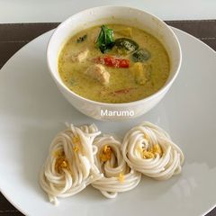 A picture of Green Curry with Fish Balls.