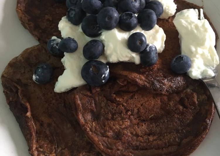 Steps to Cook Delicious Protein pancakes with skyr yoghurt and blueberries
