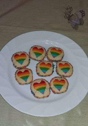 Una foto de Galletas corazón de arco iris