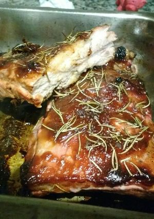 Una foto de Ribs de cerdo con BBQ horneadas y guarnición