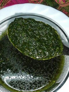 Una foto de Salsa picante de menta y perejil