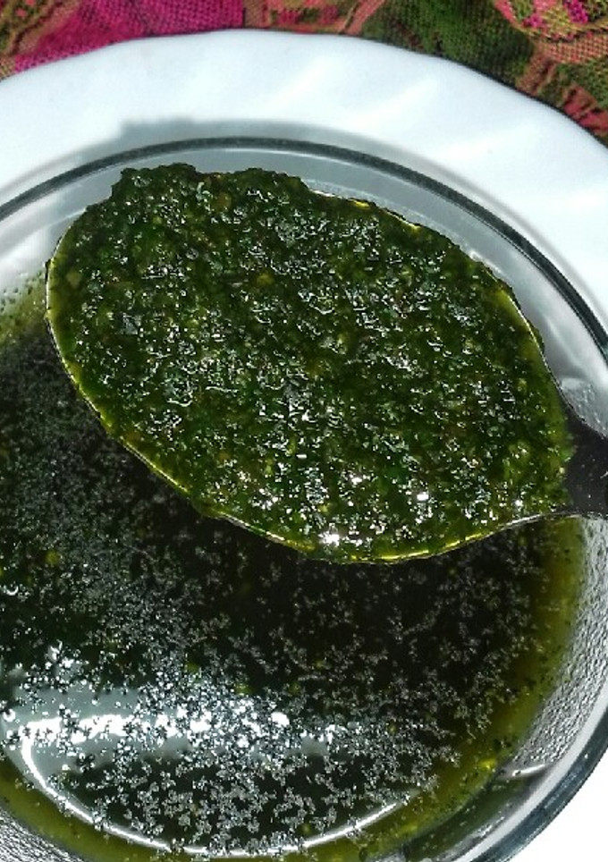 Una foto de Salsa picante de menta y perejil