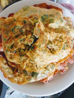 Una foto de Tortilla de judías verdes (vainicas o poroto) con espinaca, huevo