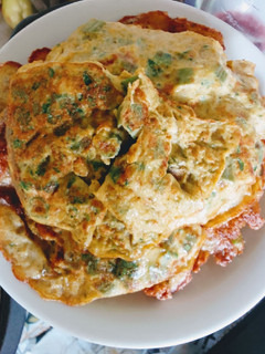 Una foto de Tortilla de judías verdes (vainicas o poroto) con espinaca, huevo