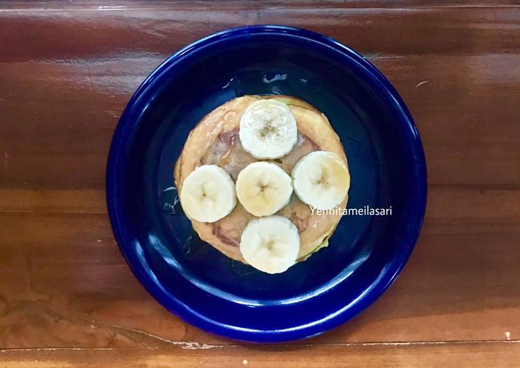 Pancake with topping banana honey and peanut jam