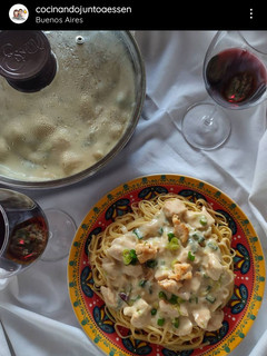 Una foto de Fideos con pollo, salsa blanca y verdeo
