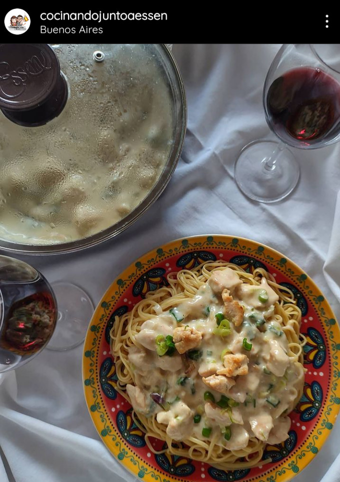 Una foto de Fideos con pollo, salsa blanca y verdeo