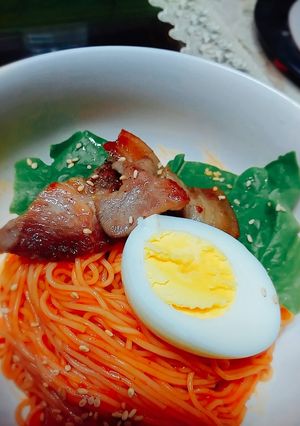 Hình của món Mì cay thịt ba chỉ Hàn Quốc.