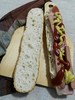 Una foto de Bocadillo de salchicha y bacon
