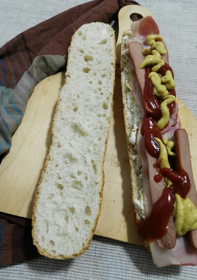 Una foto de Bocadillo de salchicha y bacon
