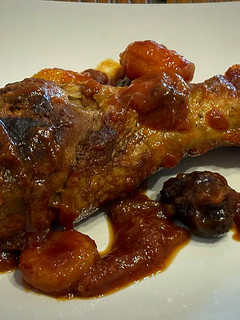 Una foto de Muslos de pavo con orejones y ciruelas
