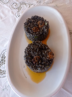 Una foto de Arroz negro con pulpo y langostinos
