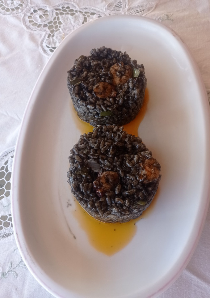 Una foto de Arroz negro con pulpo y langostinos