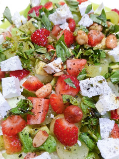 Una foto de Ensalada de fresas y uvas verdes