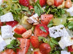 Una foto de Ensalada de fresas y uvas verdes