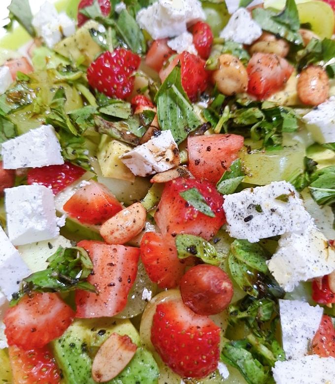 Una foto de Ensalada de fresas y uvas verdes