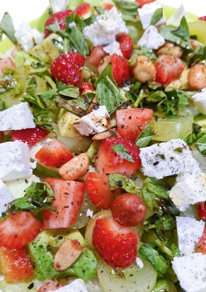 Una foto de Ensalada de fresas y uvas verdes