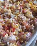 Ensalada de arroz, atún y alcaparras