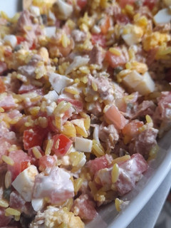 Una foto de Ensalada de arroz, atún y alcaparras