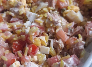 Una foto de Ensalada de arroz, atún y alcaparras