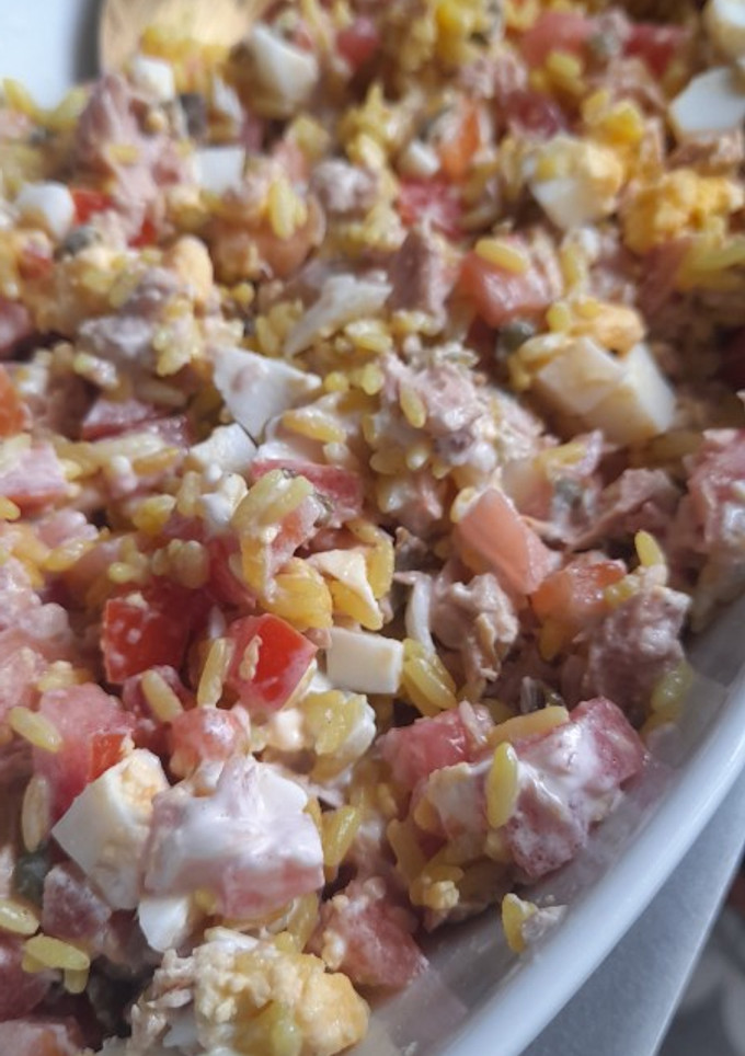 Una foto de Ensalada de arroz, atún y alcaparras