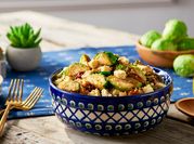 Una foto de ensalada de quinoa con vegetales