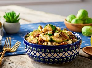 Una foto de Ensalada de Coles de Bruselas Asadas con Quinoa