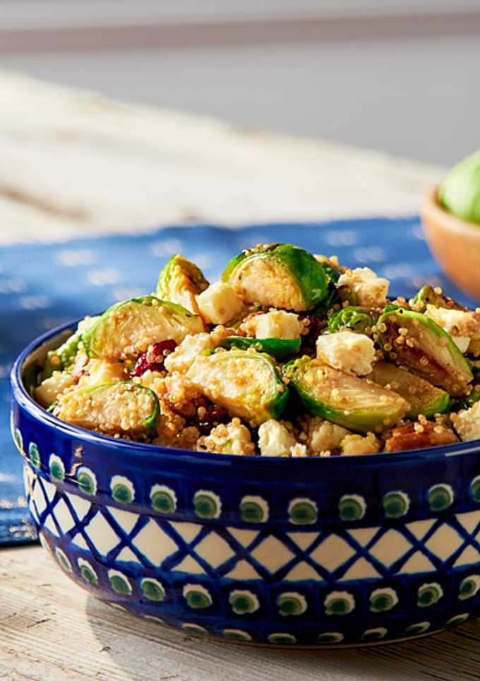 Una foto de Ensalada de Coles de Bruselas Asadas con Quinoa