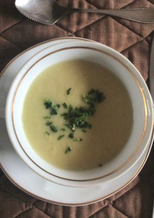 Una foto de Vichyssoise (crema de ajo porro y papas)