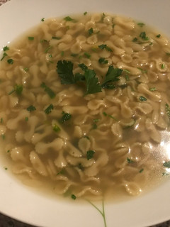 Una foto de Sopa de moñitos con agua de alcachofas