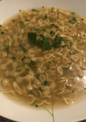 Una foto de Sopa de moñitos con agua de alcachofas