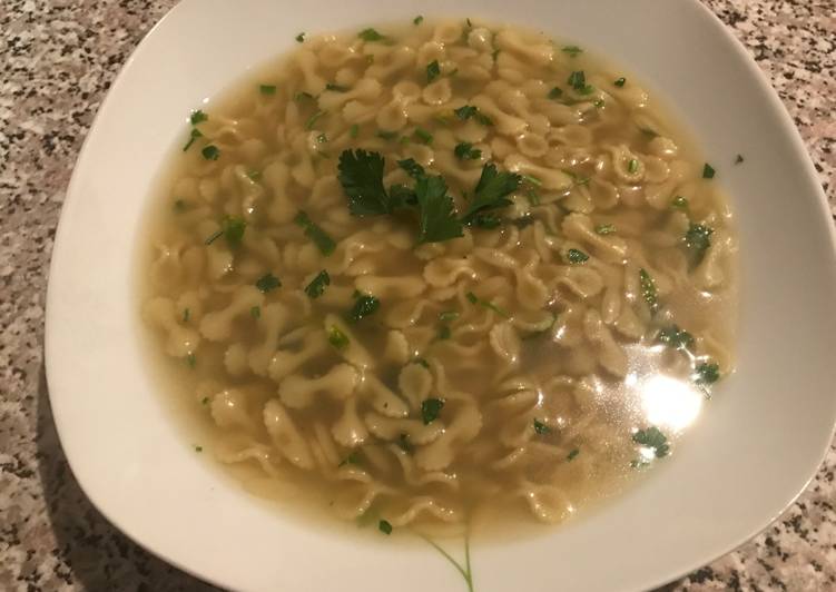 Sopa de moñitos con agua de alcachofas