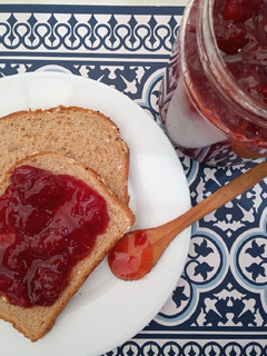 Una foto de Mermelada de frutillas con champagne