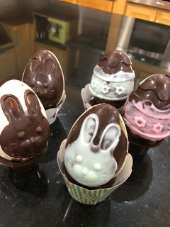 Una foto de Huevos de Pascua rellenos de dulce de leche