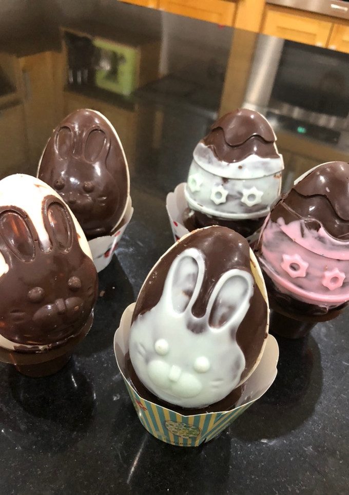 Una foto de Huevos de Pascua rellenos de dulce de leche